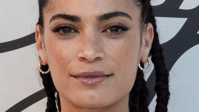 Elodie in Puglia, abito in maglia e capelli mossi su Instagram: il look selvaggio da copiare