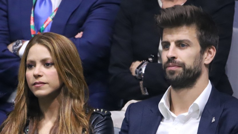 Piqué dimentica Shakira: primo bacio in pubblico con la nuova fiamma
