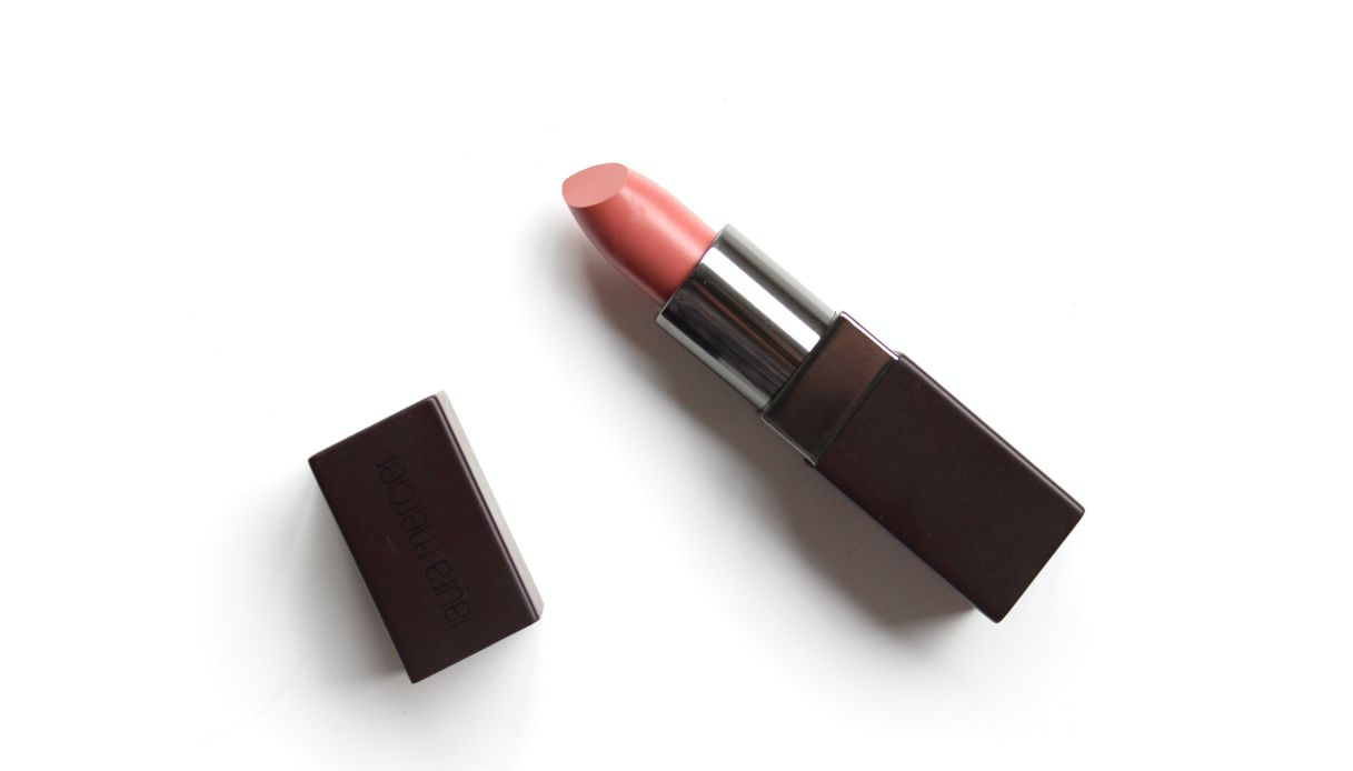 rossetto rosa con confezione nera aperto con tappo vicino
