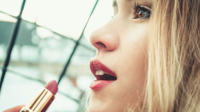 Come applicare il rossetto in base al finish: trucchi e consigli