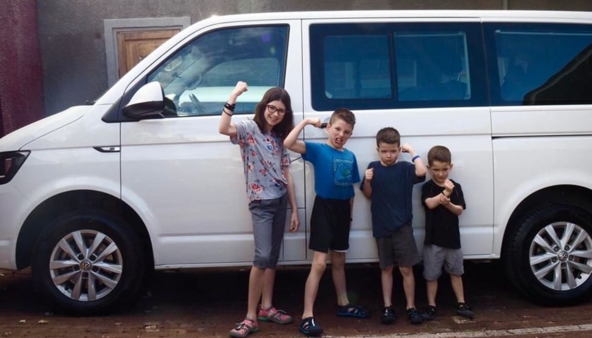 Famiglia canadese fa il giro del mondo prima che i figli perdano la vista