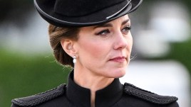 Kate Middleton, cappotto fasciante e fascinator per la prima uscita da Principessa