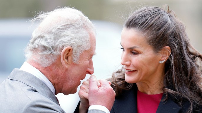 Re Carlo acclamato dalla folla. Il messaggio speciale di Letizia di Spagna