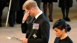 Corteo funebre ad alta tensione: le lacrime di Harry per la Regina