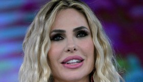 Ilary Blasi, felice in giro per Roma senza Totti. Ma una canzone fa discutere