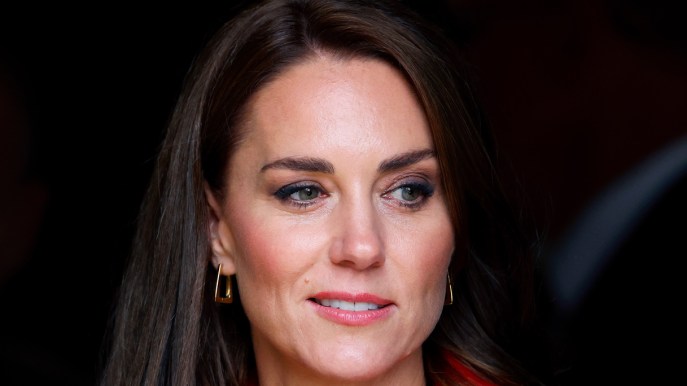 Kate Middleton lascia senza fiato i marinai: tailleur da 2.225 euro e body bianco