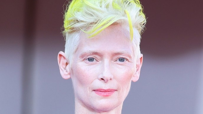 Festival di Venezia, Tilda Swinton statuaria: a 61 anni abito fasciante e capelli giallo fluo