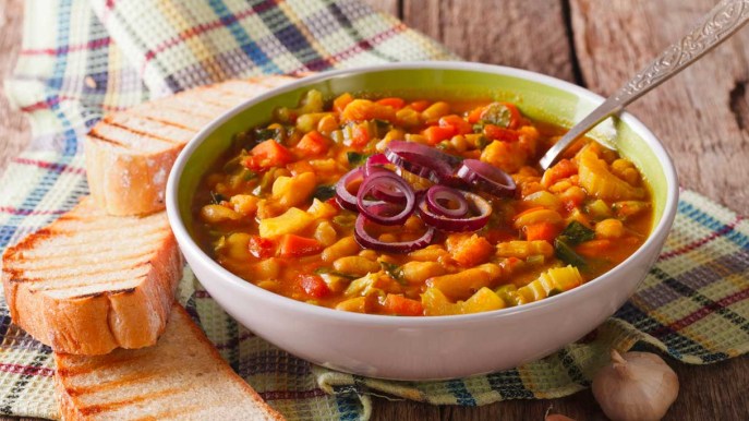 Ricette economiche contro il caro bollette: dalla ribollita alla frittata di pasta