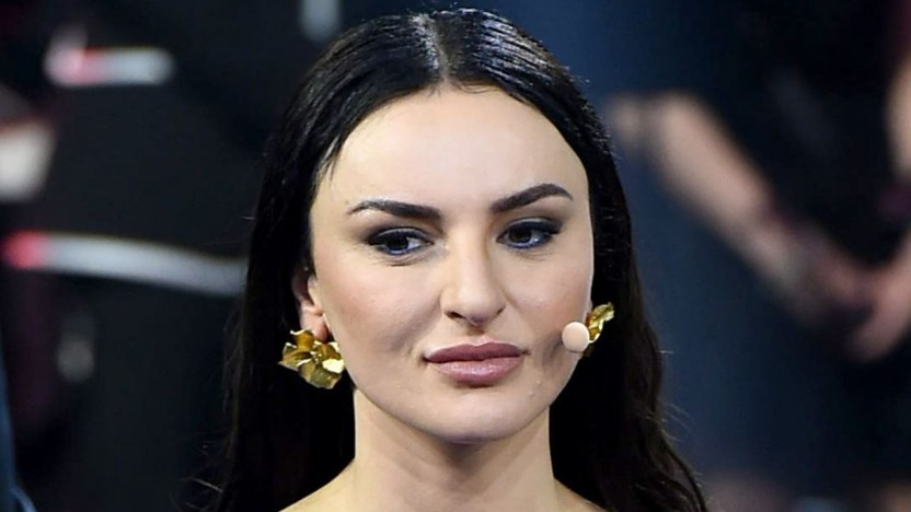 Arisa piange a “Verissimo”. Le trasformazioni e il disagio: “Stanca di me stessa”
