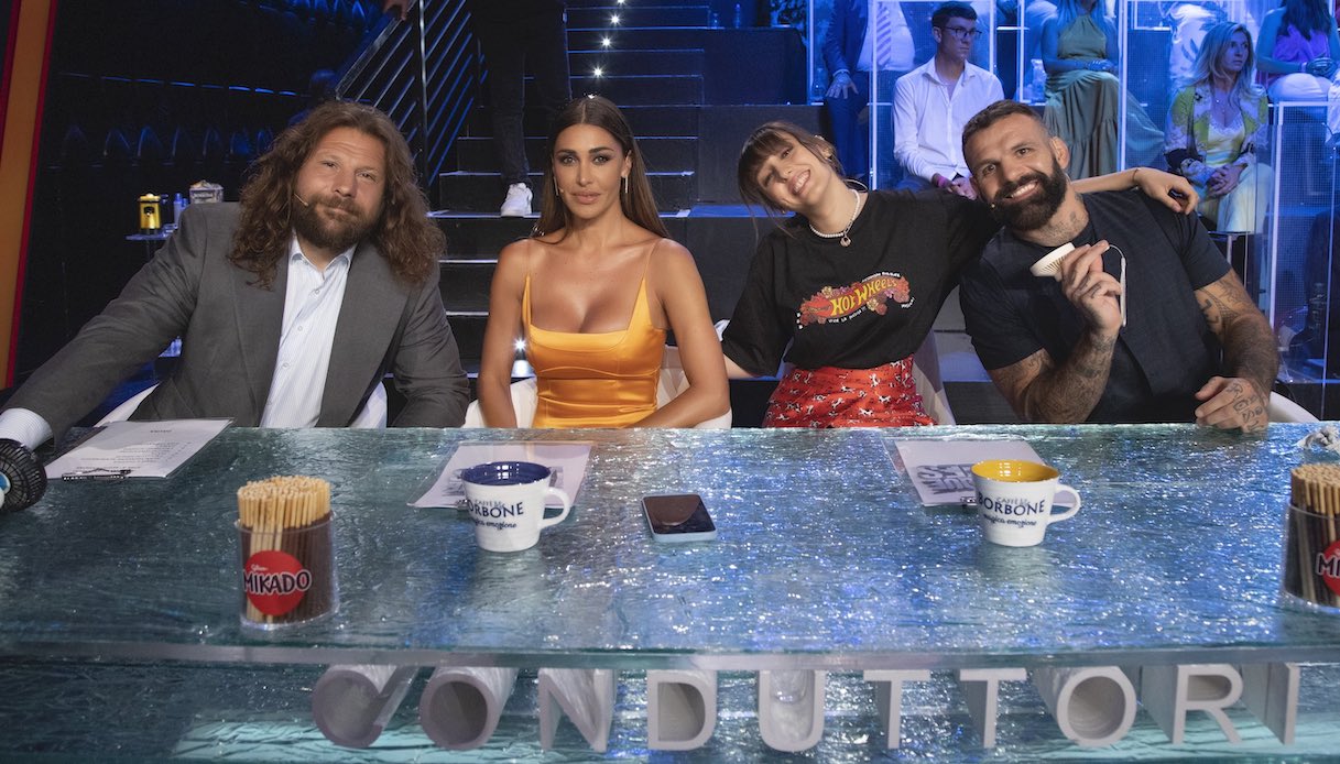 Belen Rodriguez, il look super colorato