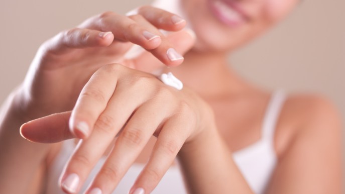 Addio mani screpolate: le migliori creme a meno di 10 euro