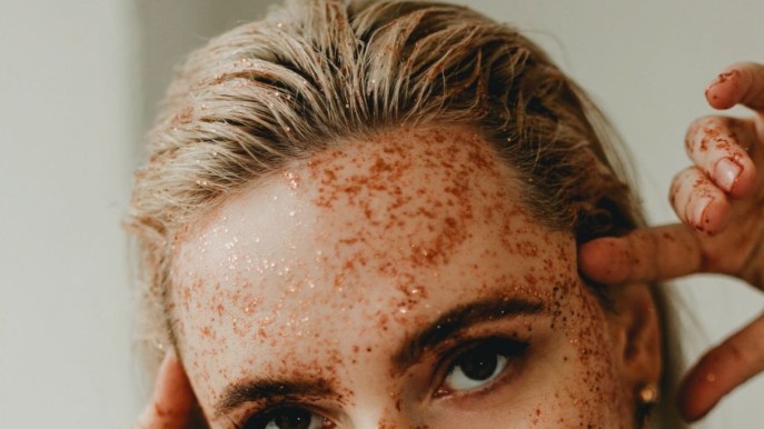 Glitter capelli, il trend anni 2000 che torna attualissimo