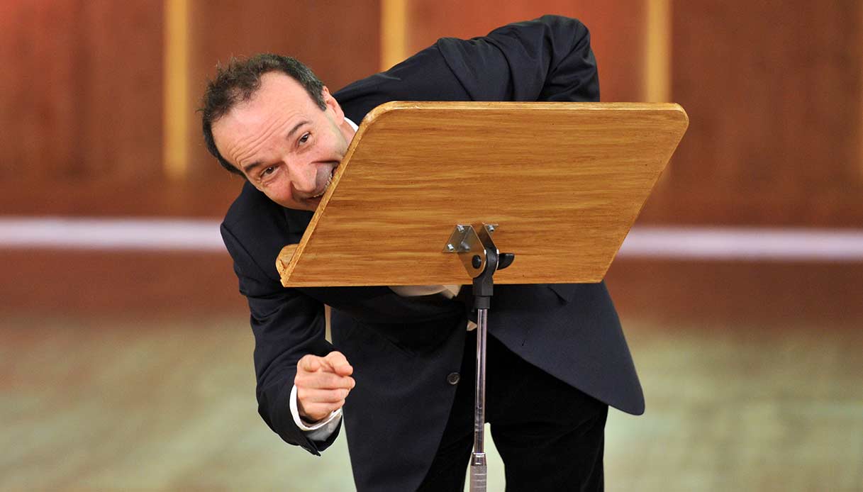 Roberto benigni durante la trasmissione "La più bella del mondo"