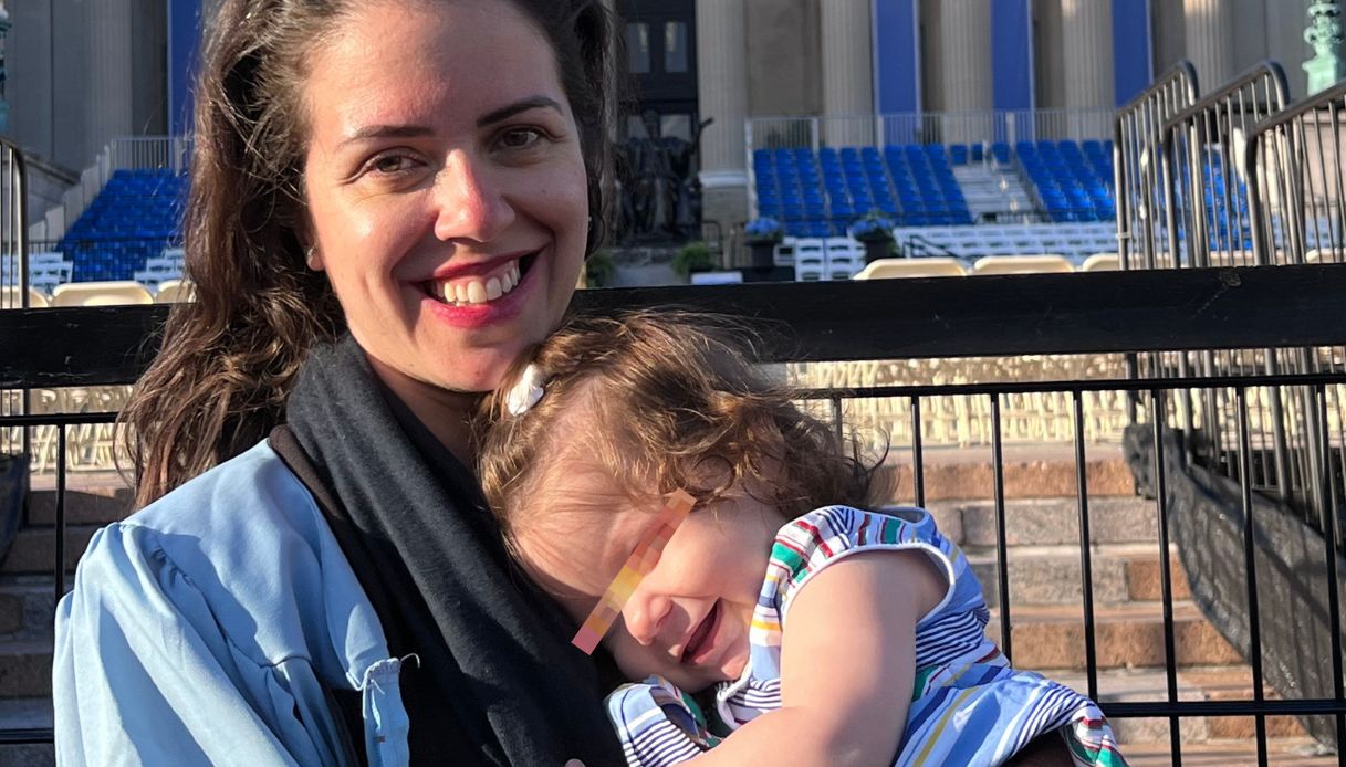 Julia Pontes, la mamma che si è laureata con la figlia in braccio
