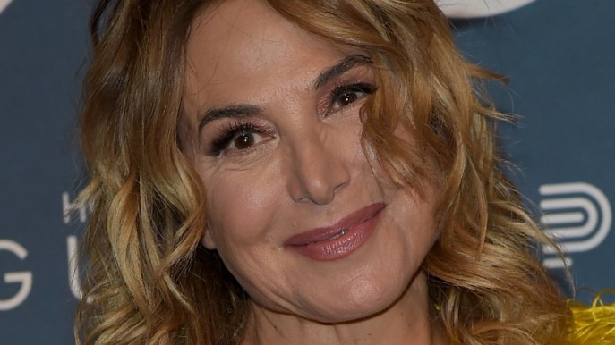 Barbara D’Urso scopre il décolleté a 65 anni e sembra Sandy di “Grease”