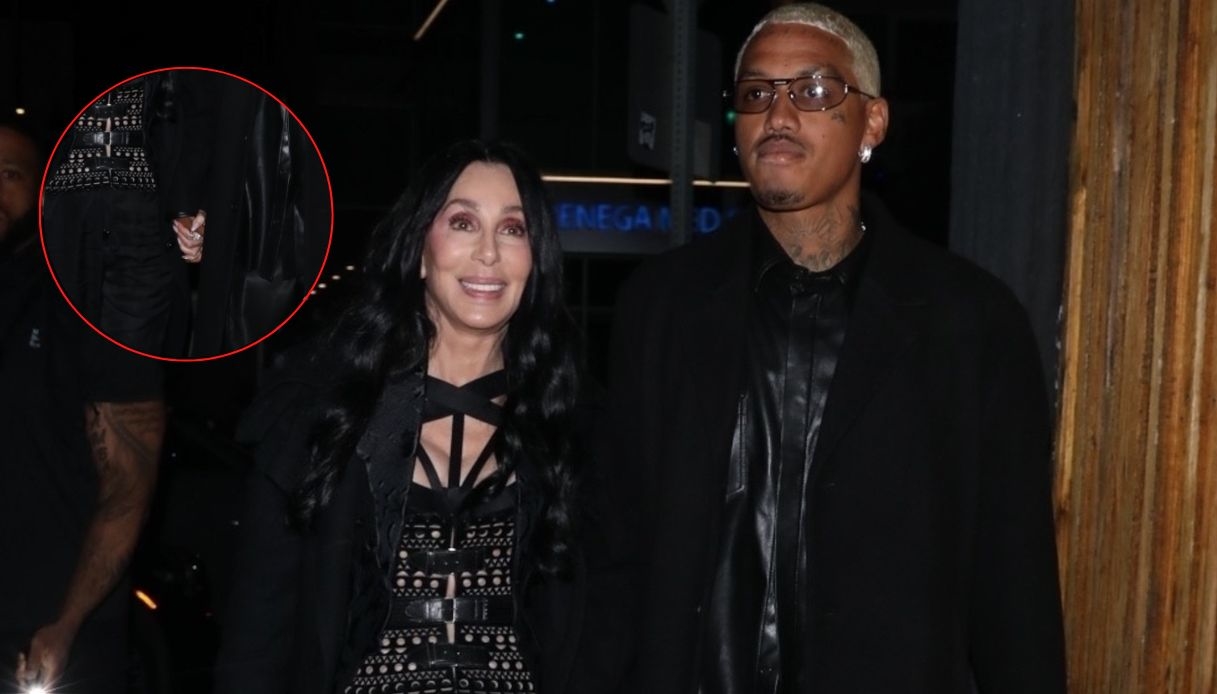 Cher e Alexander Edwards mano nella mano