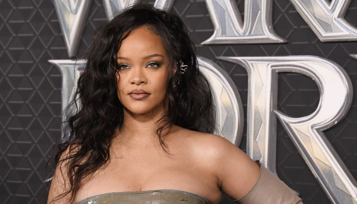 Rihanna trucco occhi all'insù