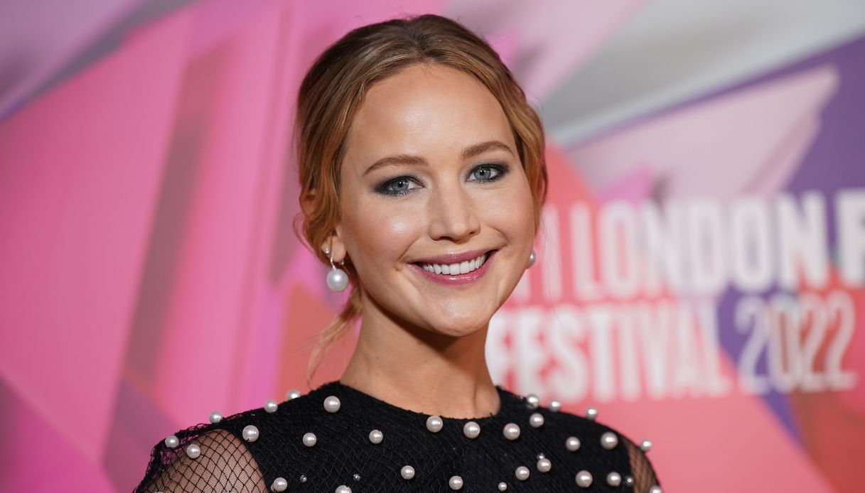 Jennifer Lawrence trucco occhi incappucciati