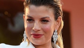 Emma stravolge il look per un effetto naturale: “I cambiamenti sono necessari”