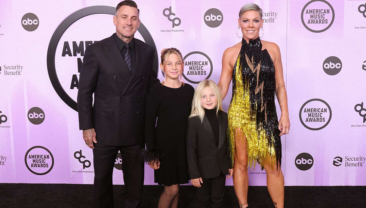 P!nk e famiglia sul red carpet degli American Musica Awards 2022