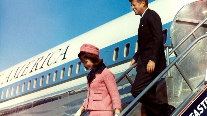 22 novembre 1963: l’assassinio di Kennedy e il tailleur rosa sporco di sangue
