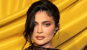 Kylie Jenner, pelle senza imperfezioni. La maschera detox che usa costa solo 10 euro