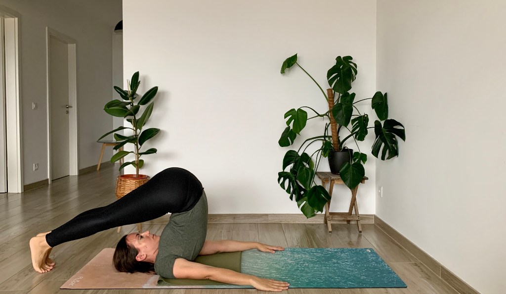posizione Halasana aratro