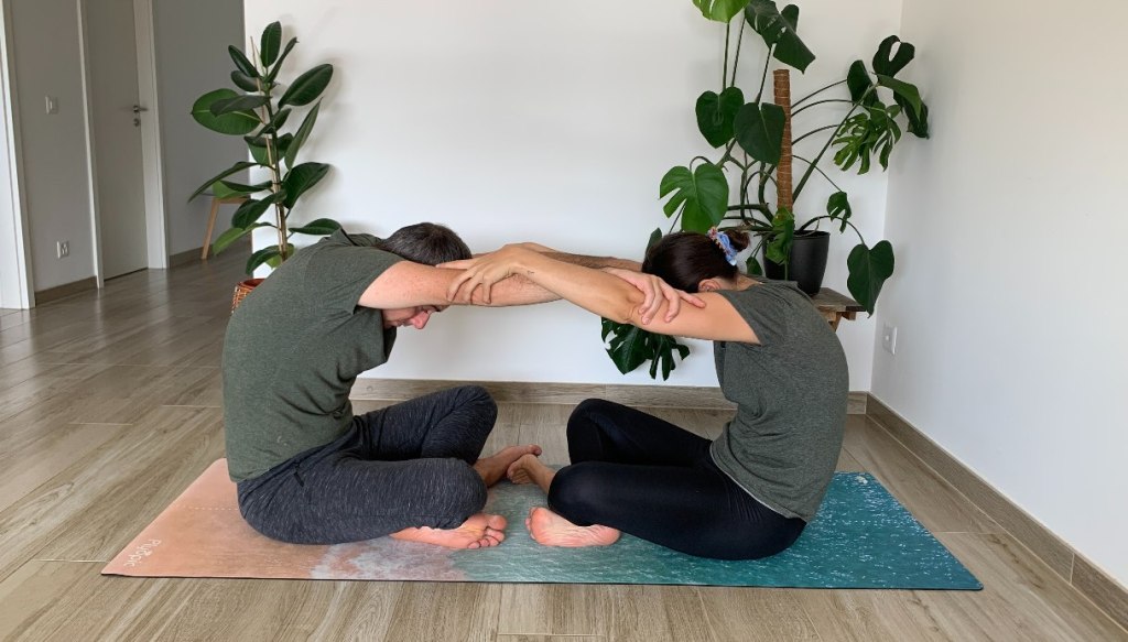 posizione yoga in coppia