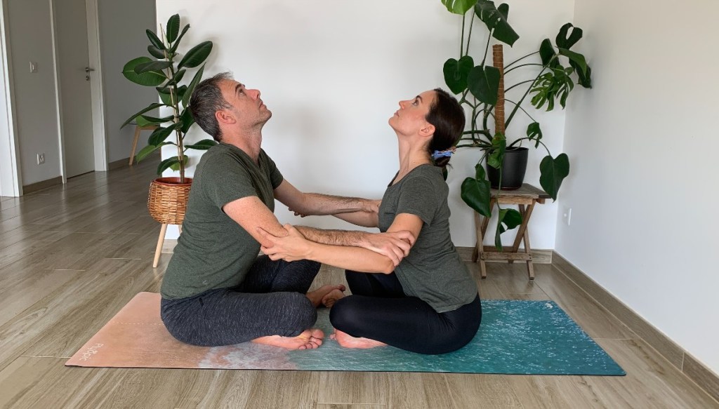 posizione yoga in coppia