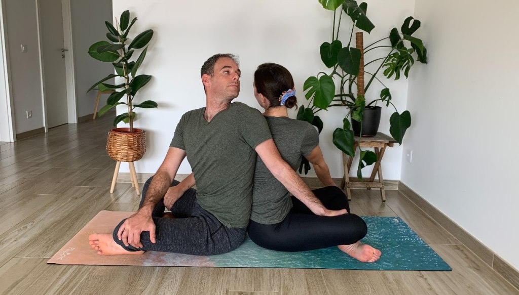 posizione yoga in coppia