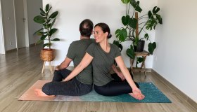 6 posizioni yoga da fare in coppia