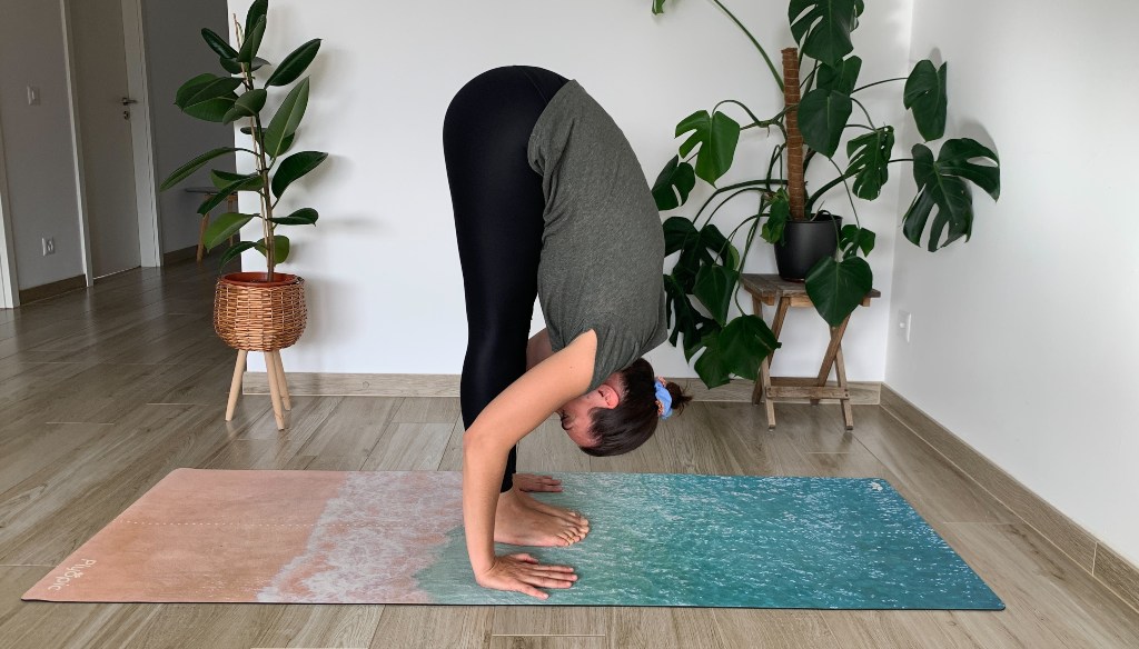 posizione Uttanasana