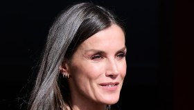 Letizia di Spagna, la maxi gonna ha un buco e lei sbaglia a indossarla