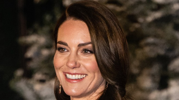 Kate Middleton sfida Harry al concerto di Natale. Ed è splendida col cappotto bordeaux