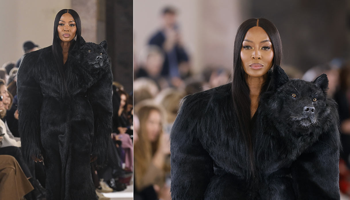Naomi Campbell con l'abito a testa di lupo alla sfilata Schiaparelli della Paris Fashion Week