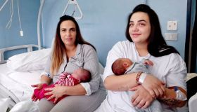 Napoli: mamma e figlia partoriscono insieme e festeggiano