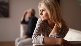 Pensavo di essere sposata con un uomo serio, ma mio marito mi “tradisce online”