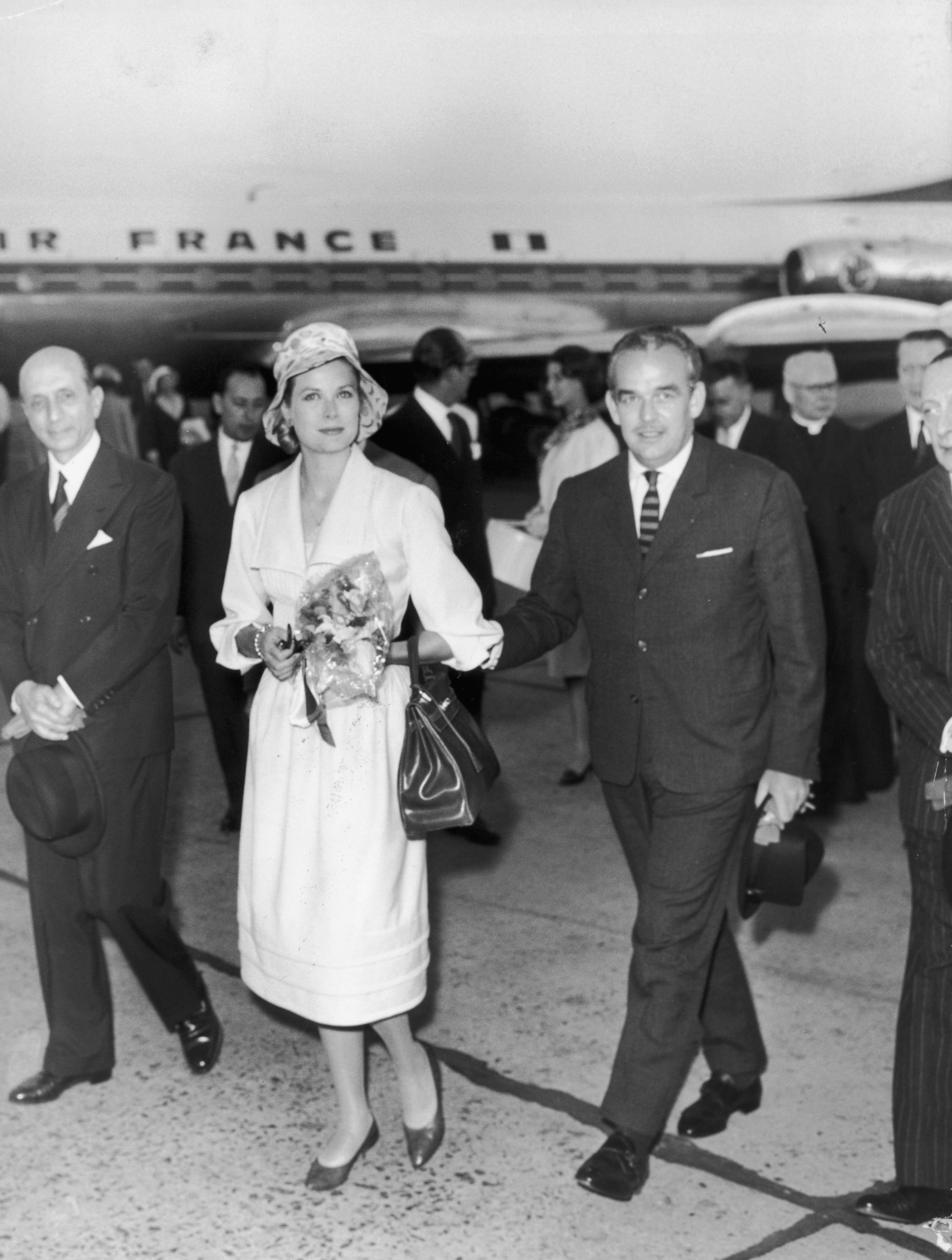 Grace Kelly e il principe Ranieri all'aeroporto di Roma