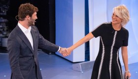 “C’è Posta per Te”, Maria De Filippi osa con l’abito grafico: De Martino non trattiene l’emozione