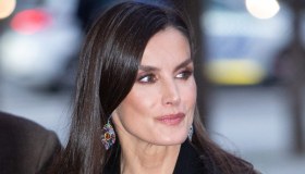 Letizia di Spagna, gonna in pelle e spacco intrigante: uno schianto a 50 anni