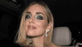 Chiara Ferragni alla Milano Fashion Week (da sola): bralette, spacchi e calze a rete