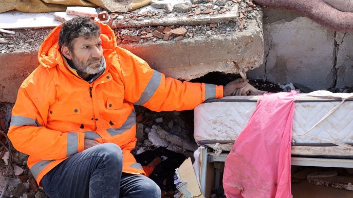 “Fai una foto a mia figlia Irmak”. Lo scatto simbolo del dramma del terremoto in Turchia
