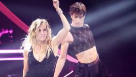 Sanremo, la Cuccarini cade sul palco durante le prove. Colpa dei tacchi