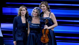 Sanremo 2023, il look blu oceano per le donne dell’orchestra: chi è lo stilista