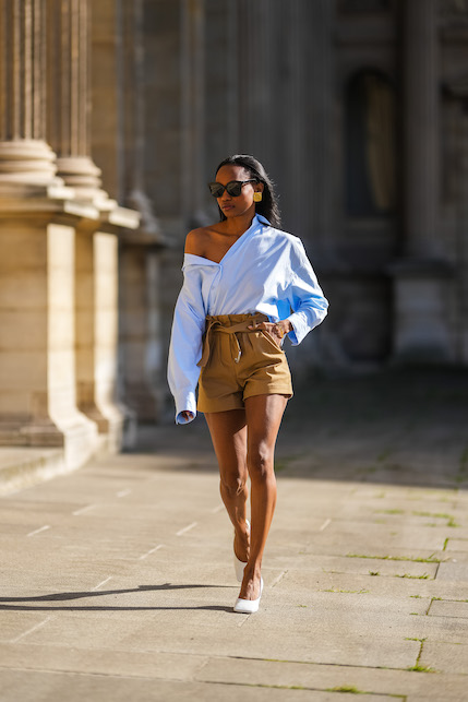 Camicia azzurra donna, come indossarla e abbinarla