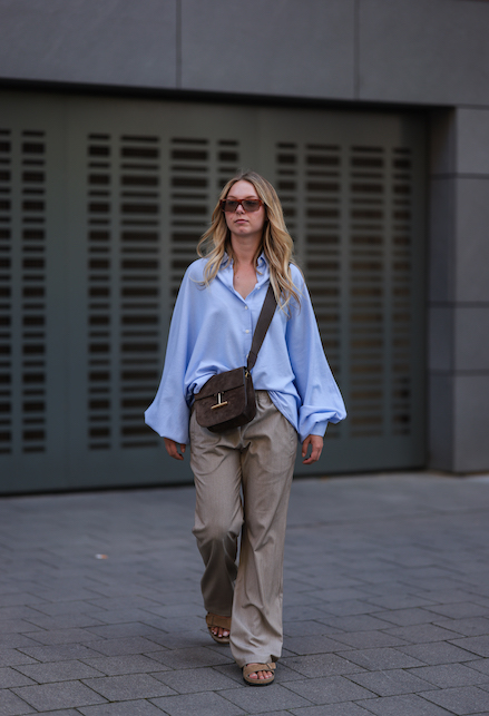 Camicia azzurra donna, come indossarla e abbinarla