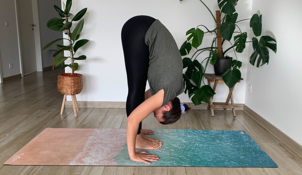 posizione Uttanasana