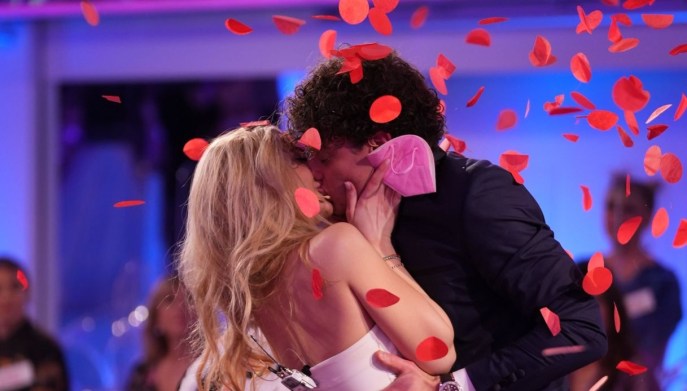 "Uomini e donne", Federico sceglie Carola: il bacio in studio