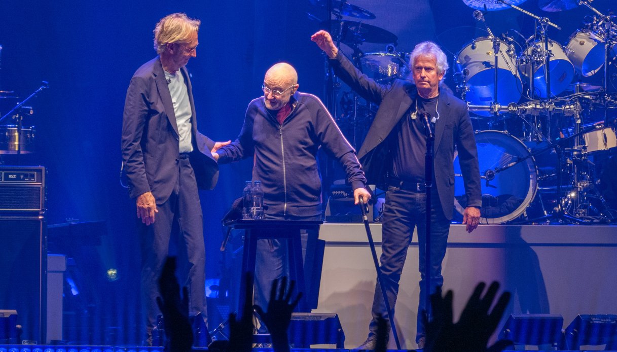Phil Collins sul palco durante l'ultimo concerto