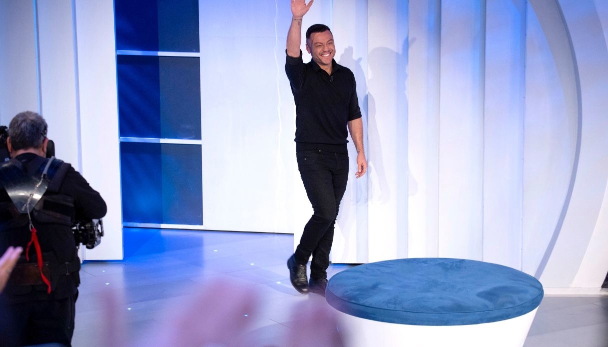 Tiziano Ferro a "C'è Posta per Te": la dedica a Maria